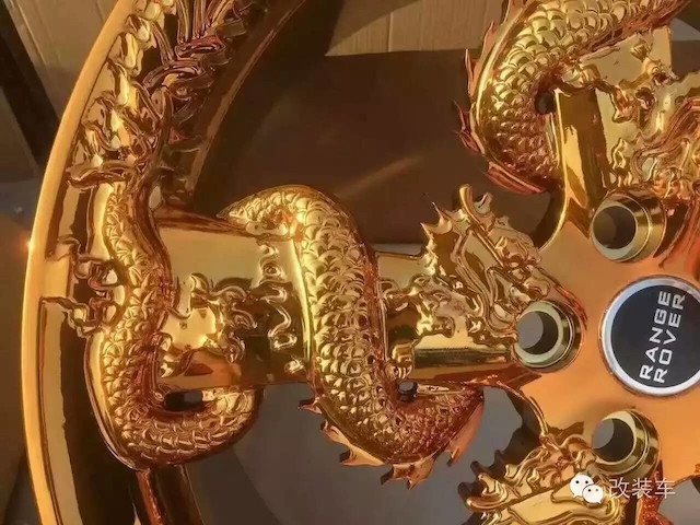 
Mỗi chấu trên la-zăng đều xuất hiện 1 con rồng quấn quanh. Ước tính 4 chiếc la-zăng bản rồng mạ vàng có giá 100 triệu Đồng.
