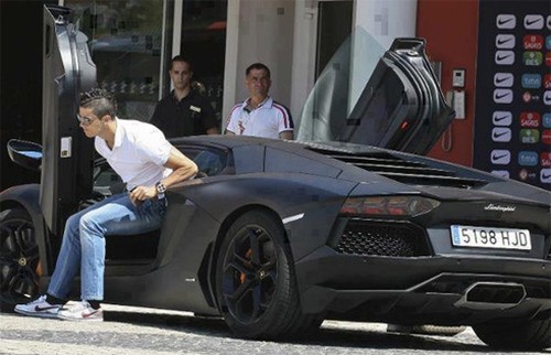 
Cristiano Ronaldo bên cạnh siêu xe Lamborghini Aventador LP700-4 màu đen nhám cá tính của mình. Tại thị trường nước ngoài, siêu bò có giá bán 350.000 USD.
