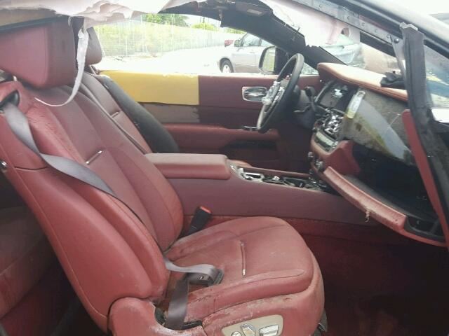
Bên trong khoang lái của chiếc Rolls-Royce Wraith có nội thất màu đỏ đun, tuy nhiên, lại phủ bụi dày đặc, các túi khí bên trong khoang lái đều bung cùng nhiều chi tiết bị hư hỏng khá nặng.
