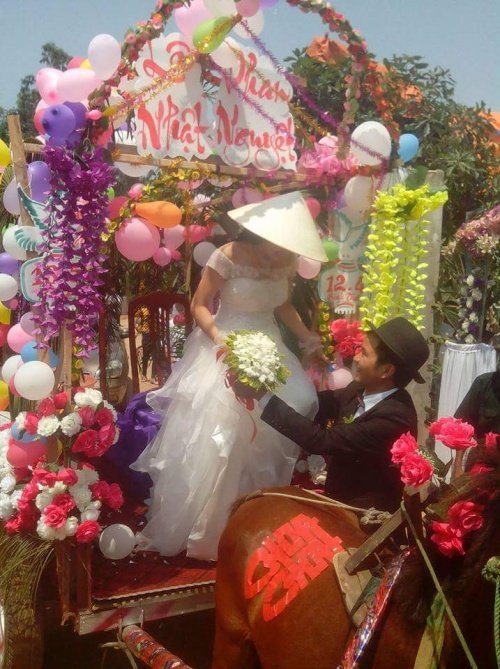 
Đám rước dâu bằng xe ngựa kéo tại Hà Tĩnh.
