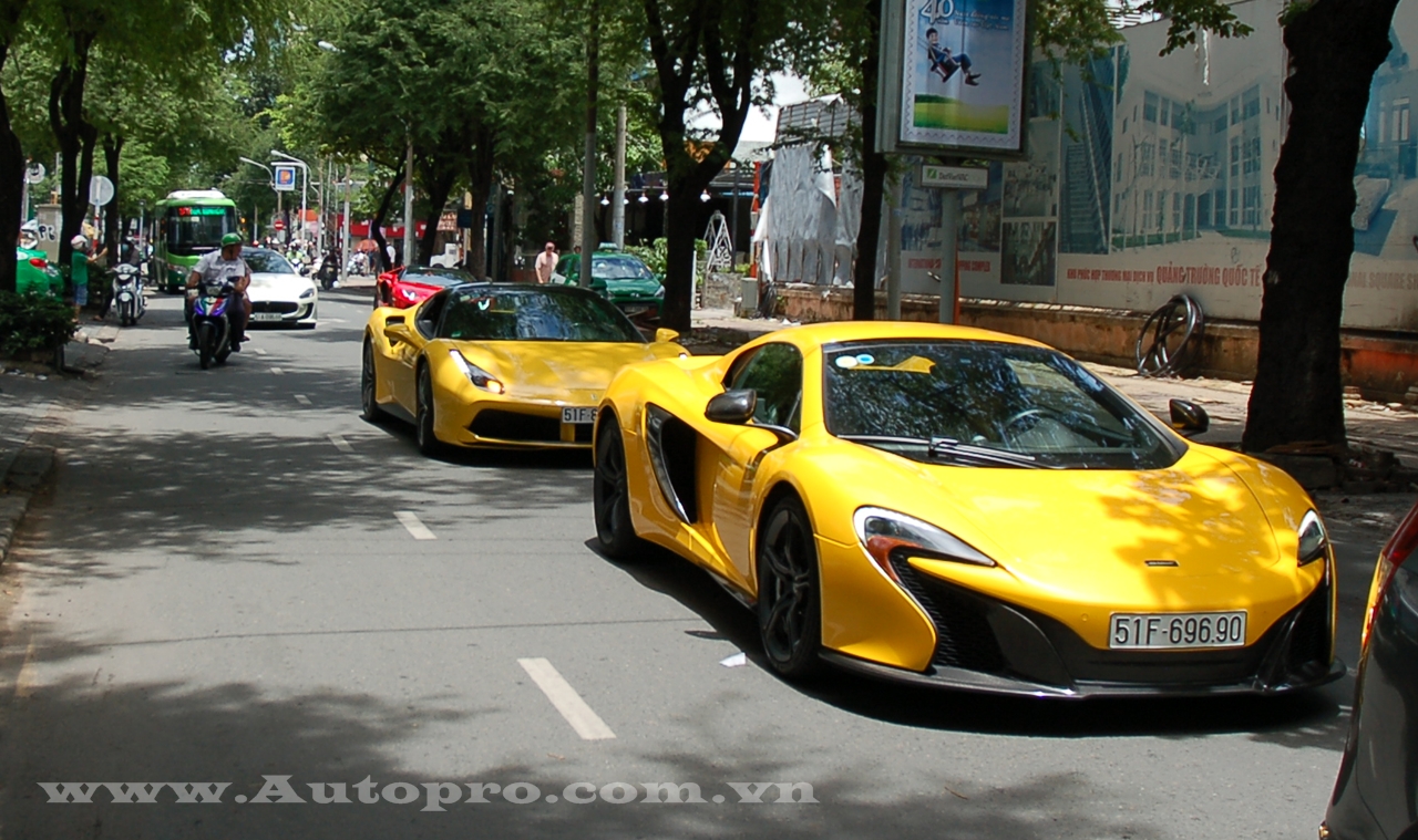 
Ngoài chiếc Aventador mui trần hàng lạ, giới săn xe tại Sài thành còn có dịp chiêm ngưỡng cặp đôi siêu xe vàng rực của anh em nhà Phan Thành. Trong đó, tay chơi 8X cầm lái chiếc McLaren 650S Spider.
