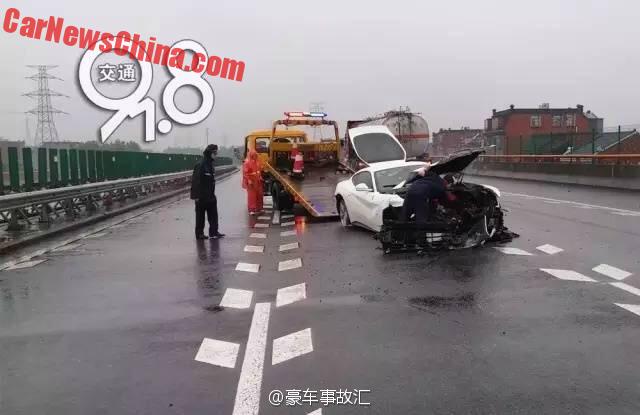 
Siêu xe Ferrari F12 Berlinetta toác đầu vì đâm vào barrier trên đường cao tốc tại thành phố Hàng Châu, tỉnh Chiết Giang, vào tháng 6 vừa qua.
