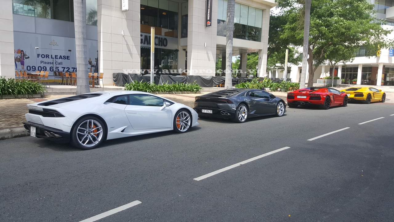 
Sự xuất hiện của đoàn Lamborghini trên con đường khá đẹp tại Quận 7 khiến nhiều người ngỡ như mình lạc vào thiên đường tại Singapore hay Dubai.
