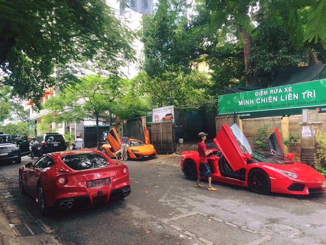 
Trước đó, siêu xe màu cam này cũng có màn dạo phố ấn tượng với cặp đôi Lamborghini Aventador LP700-4 Roadster và Ferrari F12 Berlinetta.
