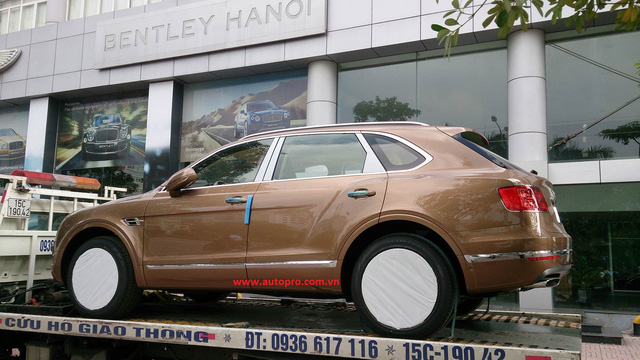 
Đây không phải là chiếc Bentley Bentayga tìm thấy chủ đầu tiên tại Việt Nam. Trước đó, chiếc Bentley Bentayga khác mang ngoại thất đen bóng do một công ty nhập khẩu tư nhân Hà thành đưa về nước đã được nhà chồng hot girl Huyền Baby mua với mức giá khoảng 21 tỷ Đồng.
