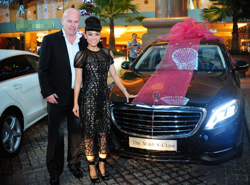
Nổi tiếng nhất và hay được Thu Minh sử dụng nhất là chiếc Mercedes-Benz S-Class hàng thửa do chồng ngoại quốc tặng hồi năm 2013.
