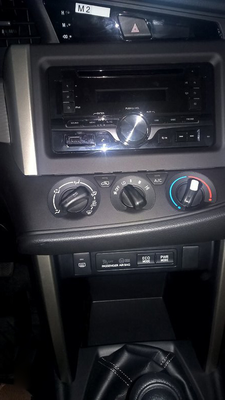 
Bảng điều khiển trung tâm của Toyota Innova E thế hệ mới với điều hoà một vùng chỉnh cơ, hệ thống giải trí đơn giản gồm radio, CD... Xe cũng được tích hợp chế độ ECO giúp lái xe tiết kiệm nhiên liệu.
