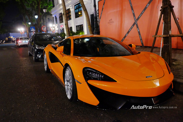 
Vẻ đẹp McLaren 570S màu cam trên phố đêm tại Hà thành.
