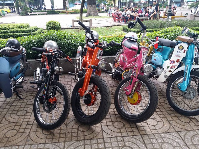Bộ 3 Honda Cub độ độc đáo. Trong đó chiếc xe sở hữu ngoại thất báo hồng được độ khá quái dị. Bộ 3 Honda Cub độ độc đáo. Trong đó chiếc xe sở hữu ngoại thất báo hồng được độ khá quái dị.