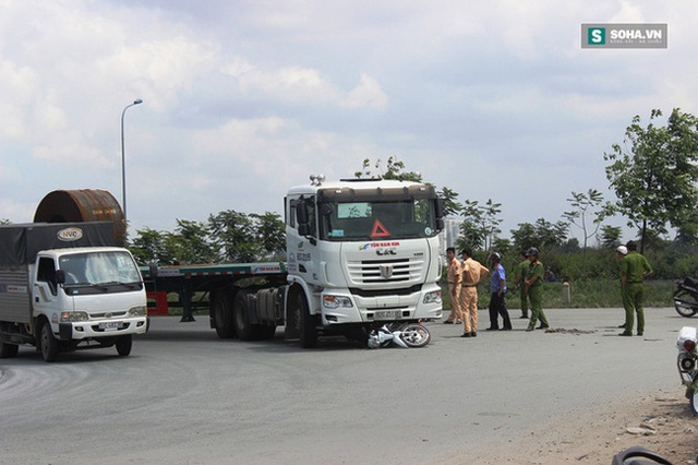 
Chiếc xe nằm dưới gầm xe container.
