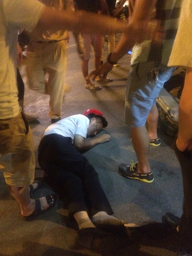 
Đáng chú ý là khi cơ quan chức năng đang làm nhiệm vụ thì người đàn ông này điều khiển xe máy đi qua hiện trường vụ tai nạn do không quan sát mặt đường đã lao vào mũ bảo hiểm trên đường. Nạn nhân bất tỉnh sau cú ngã.
