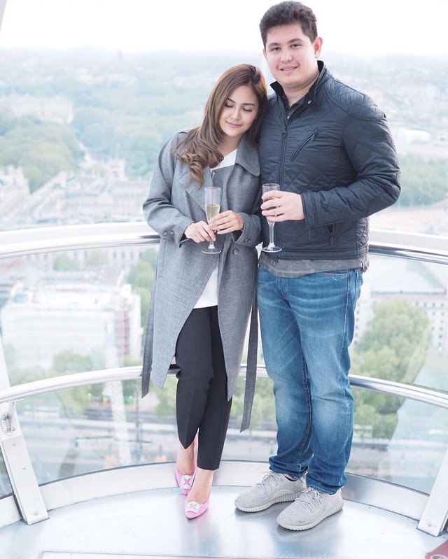 Chân dung thiếu gia Thái Lan và bạn gái.