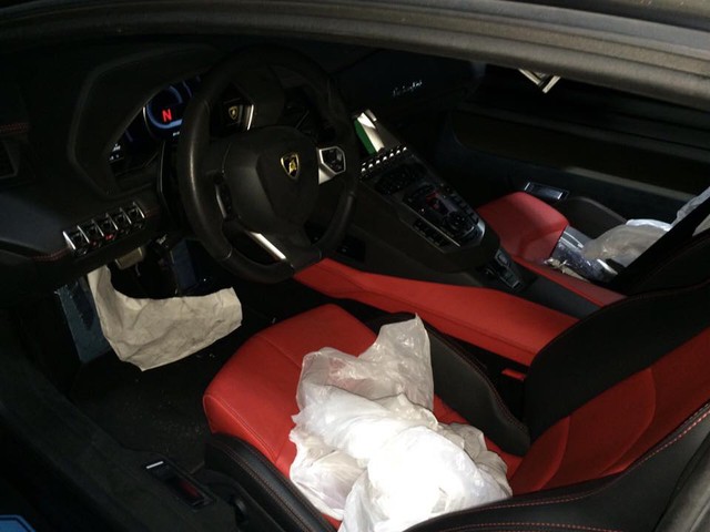 
Bên trong khoang lái của chiếc Aventador độ body kit DMC có màu đỏ-đen đối lập với ngoại thất xám kim loại. Lamborghini Aventador LP700-4 sử dụng động cơ V12, dung tích 6,5 lít, sản sinh công suất tối đa 700 mã lực và mô-men xoắn cực đại 690 Nm. Sức mạnh được truyền tới cả bốn bánh thông qua hộp số tự động 7 cấp ISR. Nhờ đó, xe có thể tăng tốc từ 0-100 km/h trong 2,9 giây trước khi đạt vận tốc tối đa 349 km/h.
