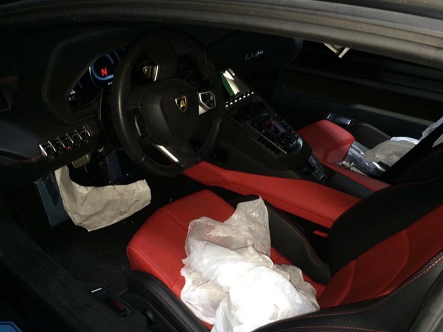 Bên trong khoang lái của chiếc Aventador độ body kit DMC có màu đỏ-đen đối lập với ngoại thất xám kim loại. Lamborghini Aventador LP700-4 sử dụng động cơ V12, dung tích 6,5 lít, sản sinh công suất tối đa 700 mã lực và mô-men xoắn cực đại 690 Nm. Sức mạnh được truyền tới cả bốn bánh thông qua hộp số tự động 7 cấp ISR. Nhờ đó, xe có thể tăng tốc từ 0-100 km/h trong 2,9 giây trước khi đạt vận tốc tối đa 349 km/h.