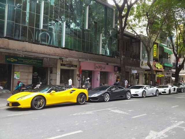
Sau sự xuất hiện của bộ 3 siêu xe khiến đường phố Sài thành náo loạn, hai chiếc Lamborghini Huracan và Avenatdor LP700-4 khác cũng nhanh chóng góp mặt vào dàn siêu xe đình đám.
