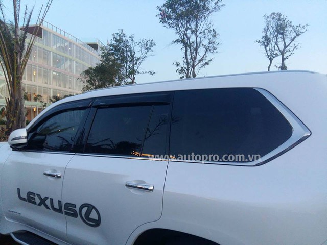 Lexus LX570 2016 sở hữu động cơ V8, dung tích 5,7 lít, sản sinh công suất cực đại 367 mã lực và mô-men xoắn cực đại 530 Nm. Hộp số tự động 8 cấp mới thay cho loại 6 cấp, nhờ đó, Lexus LX570 thế hệ mới chỉ tiêu thụ lượng nhiên liệu trung bình 6,5 km/lít, tương đương 15,4 lít/100 km.