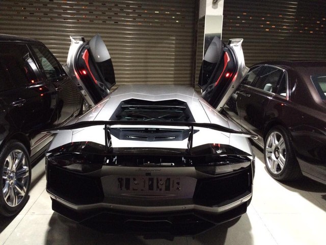 
Hiện chưa rõ mức giá bán chiếc Lamborghini Aventador LP700-4 độ body kit tại thị trường Việt Nam, trong khi bản tiêu chuẩn có giá bán chính hãng 22,5 tỷ Đồng. Giới thạo tin cho hay, chiếc Aventador thứ 8 sẽ nhanh chòng được thông quan và sở hữu ngoại thất màu xanh Lemans nổi bật.
