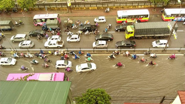 
Tại khu vực từ ngã ba Linh Đàm lên đường Giải Phóng, tình hình giao thông cũng không khả quan hơn. Trong đó, một làn đường đã bị ngập vì cơn mưa rào.
