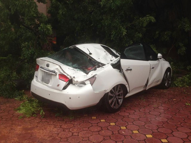 
Chiếc Kia Cerato bị hư hỏng nặng.
