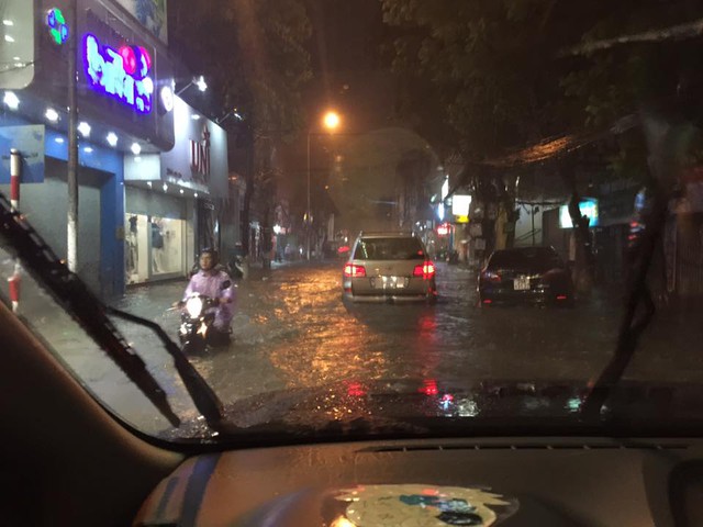 Bão số 3 tràn vào Hà Nội, nhiều tuyến đường ngập nặng - Ảnh 15.