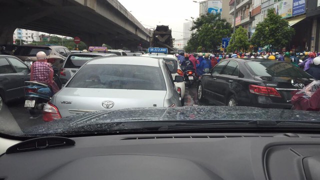 
Hàng loạt phương tiện, từ ô tô đến xe máy, nhích từng chút một tại khu Linh Đàm.
