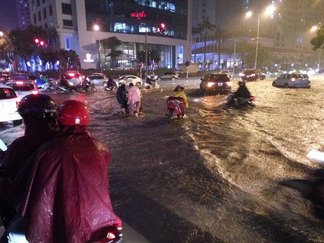 Bão số 3 tràn vào Hà Nội, nhiều tuyến đường ngập nặng - Ảnh 12.