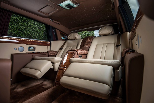 
Không gian nội thất được thiết kế riêng với những biểu tượng cá nhân hoá gắn liền với chủ nhân của chiếc xe Rolls-Royce Phantom Peace & Glory.
