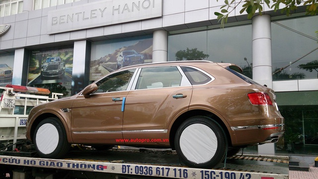 
Chiều 31/8, Bentley Hà Nội chính thức đưa về chiếc Bentley Bentayga chính hãng đầu tiên tại Việt Nam. Xe đang được làm thủ tục để đưa vào trong showroom. Theo nguồn tin từ Bentley Hà Nội, xe đã có chủ nhân đặt từ trước đó khá lâu với mức giá chưa được tiết lộ.
