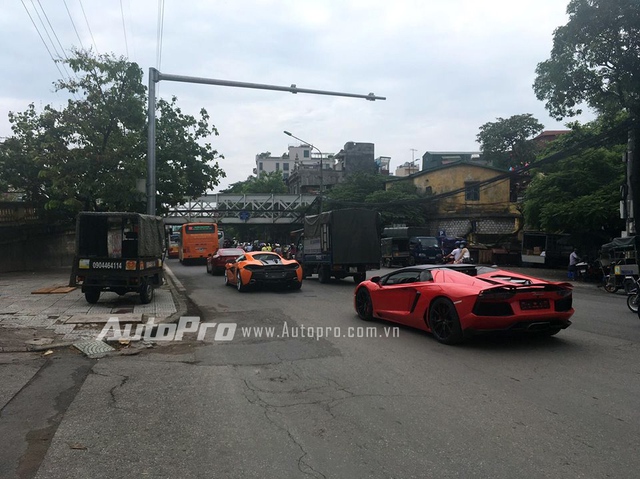 
Sau đó, chủ nhân của ba chiếc siêu xe đã rong ruổi trên đường phố Hà Nội trong buổi sáng ngày 2/9/2016. (Ảnh: Đinh Quang hải)
