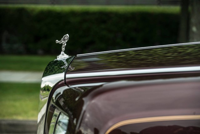 
Phần đầu xe vẫn nổi bật với biểu tượng Spirit of Ecstacy đặc trưng của thương hiệu Rolls-Royce.
