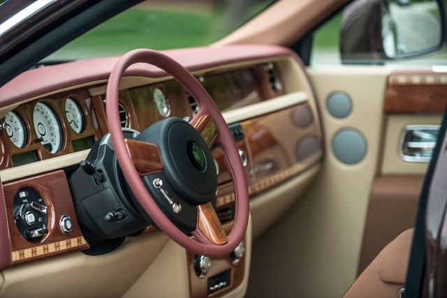 
Bên cạnh những chi tiết cá nhân hoá Bespoke dành cho chủ nhân của chiếc xe, Rolls-Royce vẫn giữ những đặc trưng riêng của mình.
