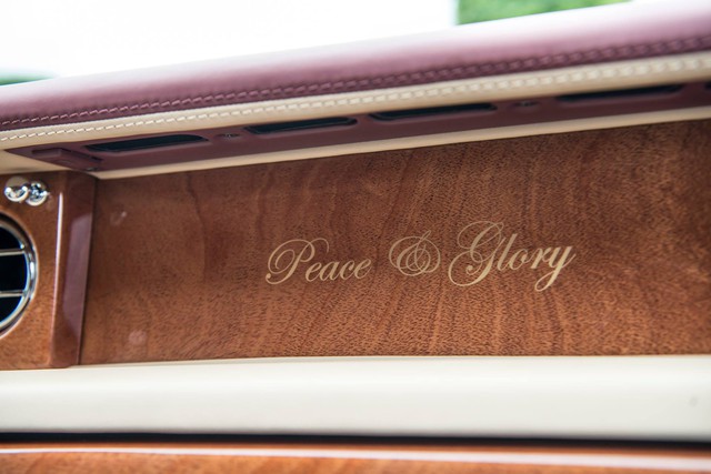 
Tên gọi Peace & Glory của chiếc xe được viết trân trọng trên mặt táp-lô của xe.
