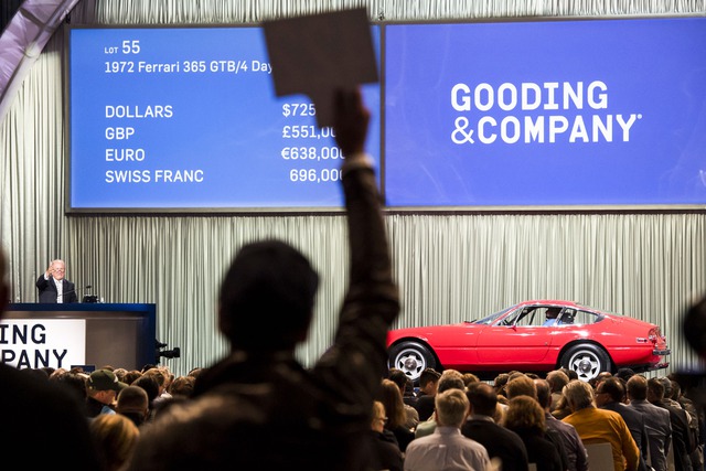 
Một người đấu giá giơ tấm bảng để trả giá cho chiếc Ferrari 365 GTB/4 Daytona 1972 tại sự kiện của hãng Gooding and Co. Một chiếc Ferrari 365 GTB/4 Daytona 1973 tương tự đã được bán với giá 2,5 triệu USD trong sự kiện của hãng RM Sothebys.
