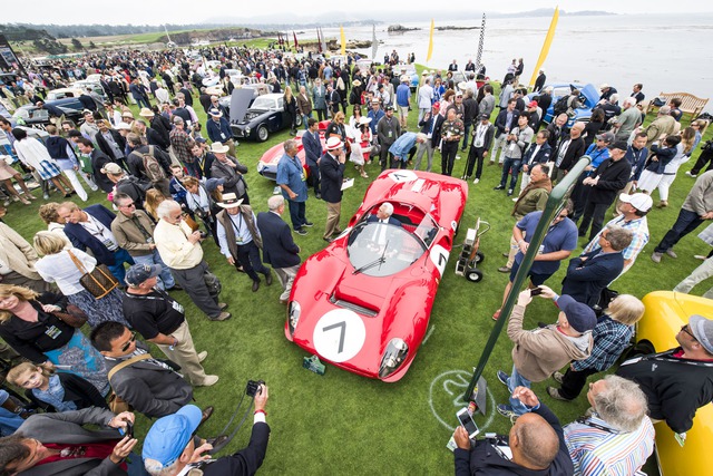 
Khách tham quan và các giám khảo vây quanh một chiếc Ferrari 330 P4 Drogo Spyder 1966 trong lễ hội Pebble Beach 2016. Sau lễ hội, các nhà sưu tập đã chi tổng cộng số tiền lên đến 344,9 triệu USD để đấu giá xe.
