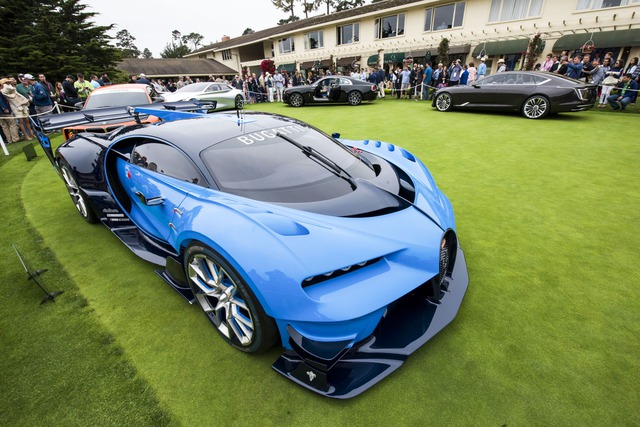 
Siêu phẩm Bugatti Vision Gran Turismo nằm trên bãi cỏ tại lễ hội Pebble Beach 2016. Ngoài xe cổ, các hãng ô tô còn mang đến những sản phẩm mới để thu hút khách hàng tiềm năng. Chiếc siêu xe concept của Bugatti được trang bị động cơ W16, dung tích 8.0 lít với 4 bộ tăng áp và công suất tối đa 1.500 mã lực. Nhờ đó, xe có thể tăng tốc từ 0-97 km/h trong 2 giây và đạt vận tốc tối đa 466 km/h. Ngoài Bugatti Vision Gran Turismo, những người bỏ ra 375 USD để mua vé vào lễ hội còn có cơ hội mục sở thị Mercedes-Maybach 6 và Cadillac Escala. 
