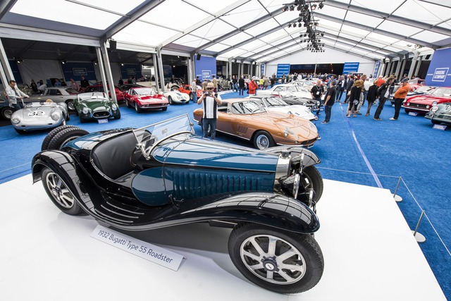 
Chiếc Type 55 Roadster 1932 lập kỷ lục thế giới về giá bán của xe Bugatti trong một sự kiện đấu giá. Hãng bán đấu giá chiếc Bugatti Type 55 Roadster 1932 này là Gooding and Co. Được biết, Gooding and Co. là hãng đấu giá chính thức của lễ hội Pebble Beach. Gooding and Co. đã thu về số tiền lên đến 129,8 triệu USD nhờ bán 115 xe trong tổng số 138 chiếc được trưng bày. Tính trung bình, mỗi chiếc xe mà Gooding and Co. bán có giá 1.128.606 USD.
