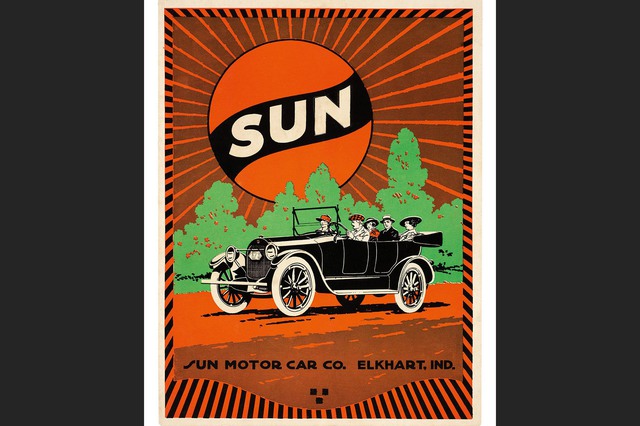 
Một mẫu xe mui trần cỡ nhỏ trên poster quảng cáo của nhà sản xuất Sun Motor Car với hàm ý thể hiện sự tiện lợi, thoải mái của những chiếc xe mui trần đầu tiên thời bấy giờ.Mẫu xe này được chế tạo tại Buffalo, New York hồi đầu những năm 1900.
