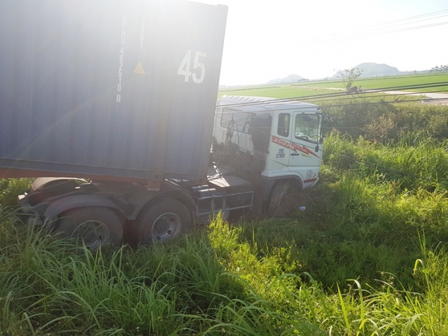 Đầu chiếc container nằm gọn dưới mương (Ảnh: P.Tuấn)