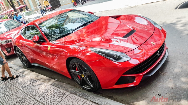 
Trên thực tế, chiếc Ferrari F12 Berlinetta này về Việt Nam từ năm 2014. Nhưng xe bị phủ bụi tới 2 năm tại Hải Phòng sau đó mới được một đại gia Sài Gòn mua về.
