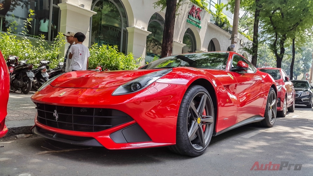 
Mức giá đồn thổi của Ferrari F12 Berlinetta khoảng 21 tỷ Đồng.
