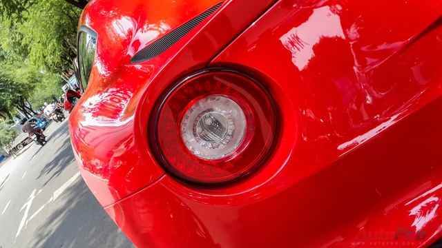 
Ferrari F12 mang đặc trưng thiết kế của Ferrari với các đường nét pha trộn giữa sự quý tộc và phong cách mạnh mẽ của mẫu xe tốc độ.
