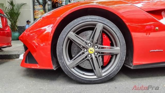 
Ferrari F12 được trang bị bộ phanh hiệu suất cao, đĩa phanh đường kính 398 mm, vành hợp kim 5 chấu cỡ 20 inch. Đi kèm với đó là lốp Michelin Pilot Super Sport kích thước P255/35YR20.
