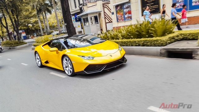 
Nổi bật nhất là chiếc Lamborghini Huracan màu vàng mang biển tứ quý 8 của Cường Đô la.
