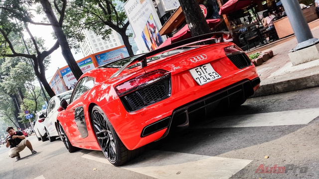 
Siêu xe mới nhất của thiếu gia Phan Thành là Audi R8 V10 Plus cũng không thể thiếu vắng trên đường phố Sài Gòn.
