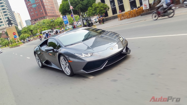 
Điều này cho thấy cơn sốt Lamborghini vẫn chưa có dấu hiệu hạ nhiệt tại Việt Nam. Hiện chưa rõ ai là chủ nhân của chiếc Huracan mới nhất này.
