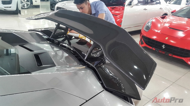 Cánh gió này sẽ tăng tính khí động học cho xe và giúp chiếc Lamborghini Aventador trở nên thể thao, hầm hố hơn. Chi tiết này sở hữu kích thước 2.000 x 280 x 600 (mm), trọng lượng đạt 14 kg.