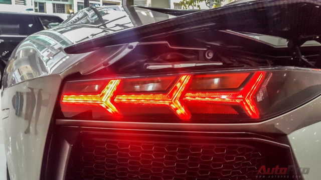 
Đèn hậu đặc trưng của Lamborghini Aventador hình mũi tên, thay vì hình chữ Y kéo dài như trên đàn em Huracan.
