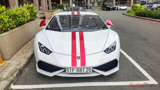 
Cách đây ít ngày, siêu bò đã được dán decal khá ấn tượng với hai đường sọc đỏ chạy dài từ đầu đến đuôi xe.
