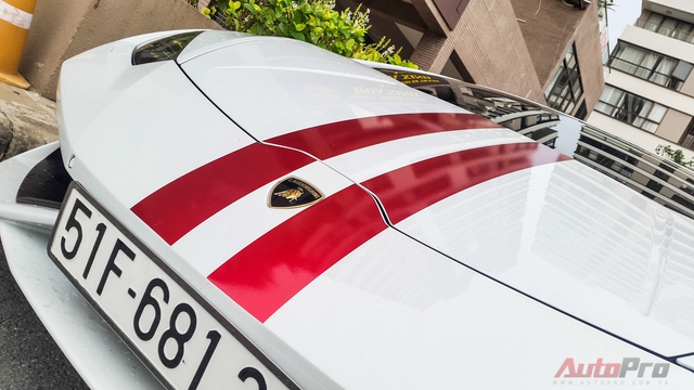 
Phần decal đỏ chạy dọc theo thân xe khiến Lamborghini Huracan bắt mắt hơn.
