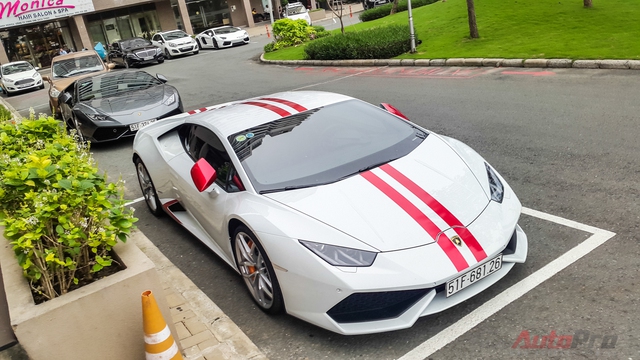
Lamborghini Huracan hiện là siêu xe được ưa chuộng hàng đầu tại Việt Nam. Đã có khoảng 10 chiếc (cả chính hãng và không chính hãng) lăn bánh trên đường phố.
